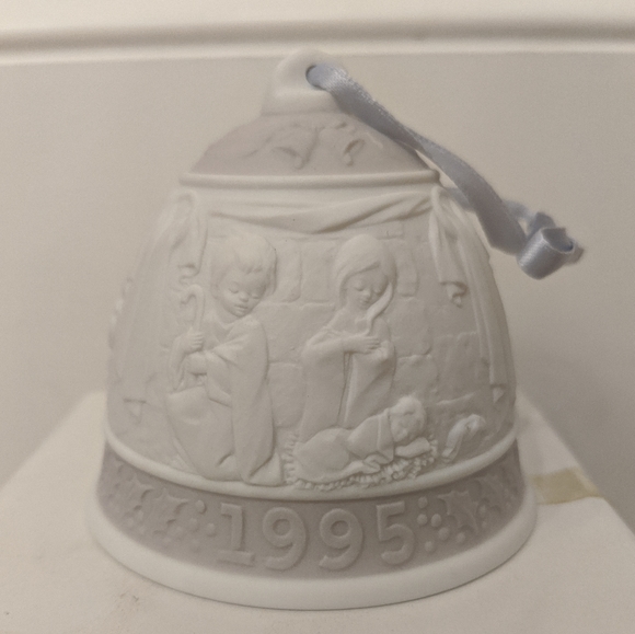 Lladro Vintage 1995 Christmas Bell Ornament - Picture 4 of 6